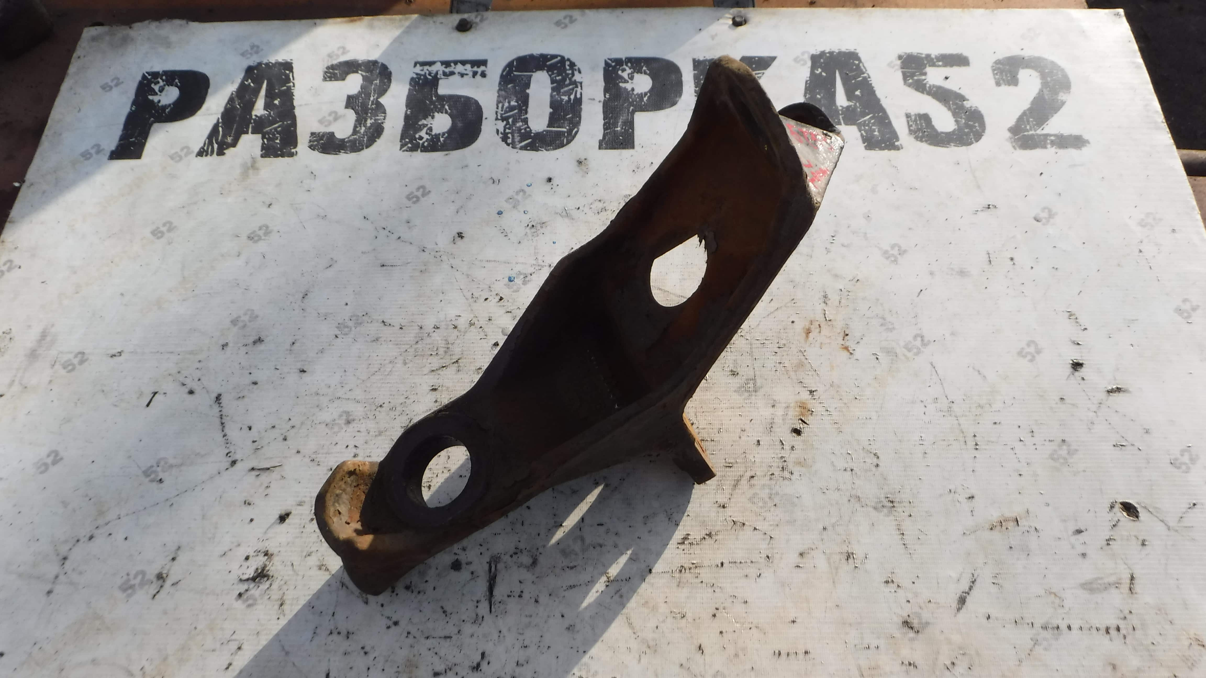 Кронштейн торсиона левый Ман Man F2000 81417203091